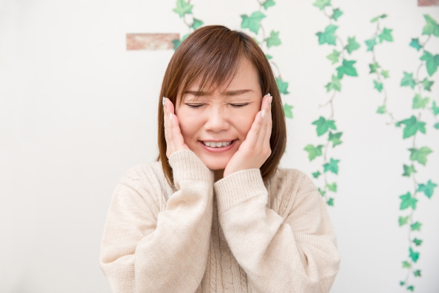 顎関節症の症状に悩む女性